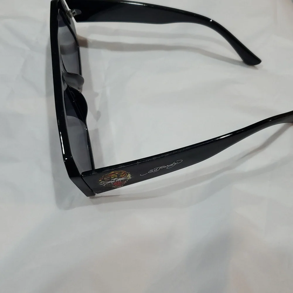 Ed Hardy Black unisex Sunglasses with Ed Hardy Tiger Logo Tattoo Style on Temple